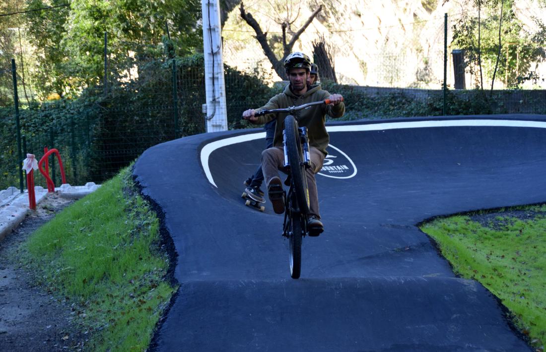 Un ciclista durant la inauguració del pump track.